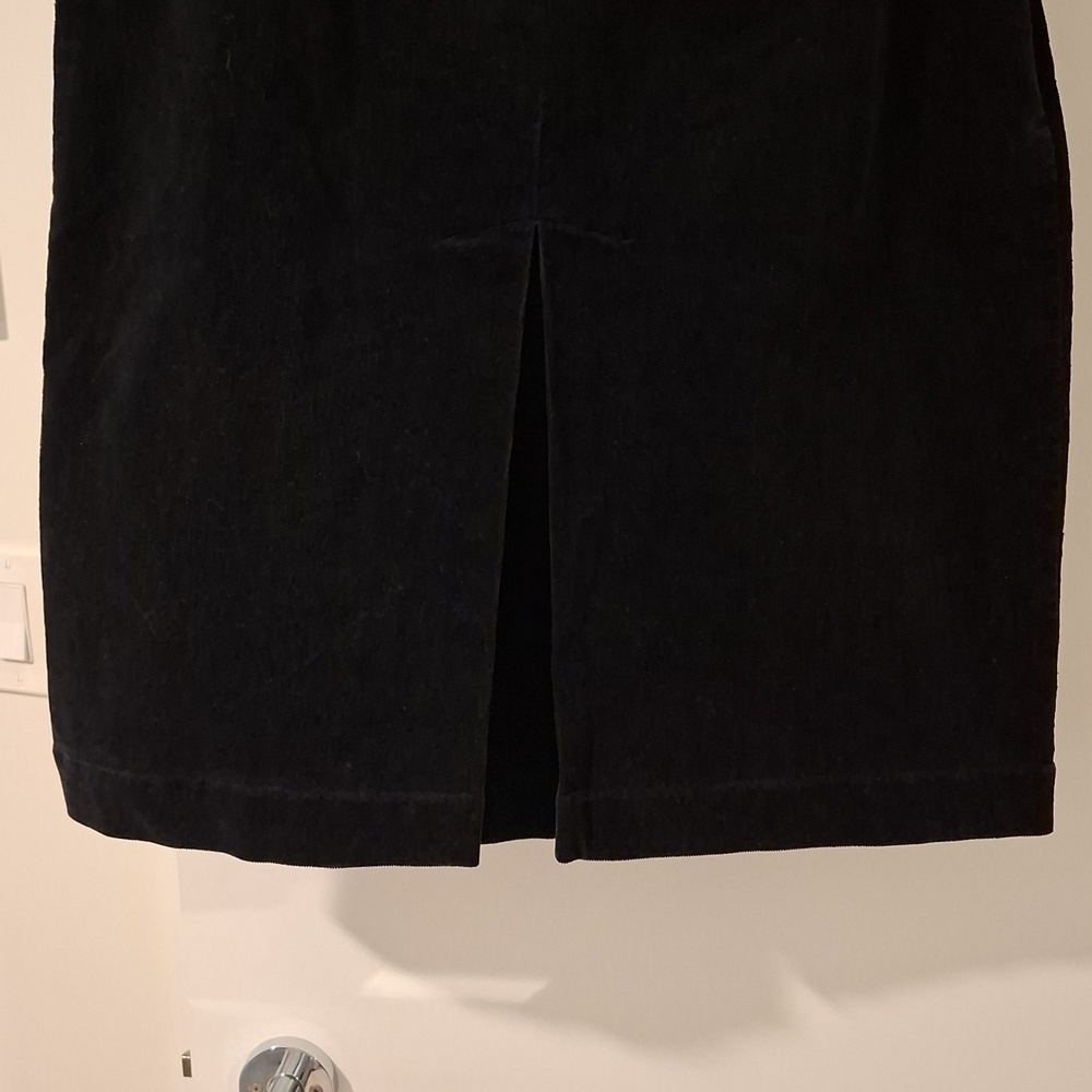 Women's Black Corduroy/Velveteen Skirt w/ Centre Pleat Detail (Size US 12) - Picture 5 of 6